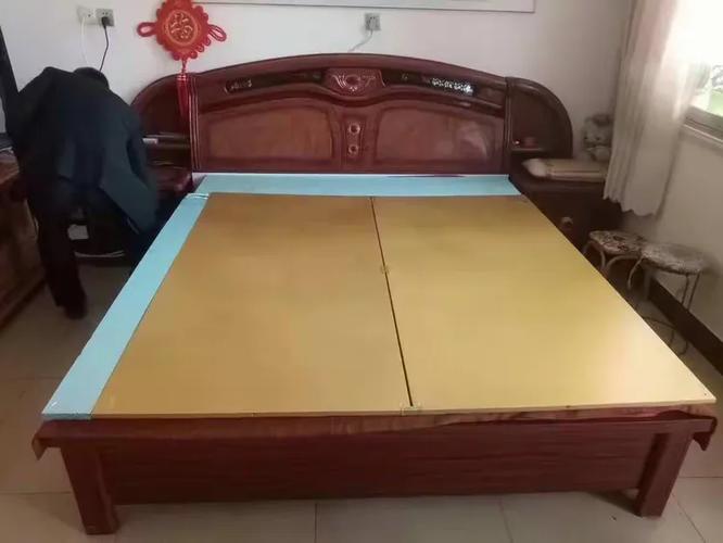 安装水暖炕板正在调温公司工作人员研究究市场加热器改变产品质量公司